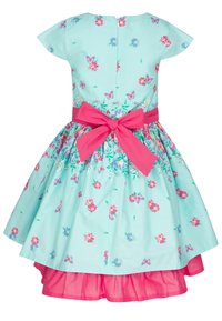 Mintinvihreä mekko lyhyillä hihoilla, kukkakuosisella ja vaaleanpunaisella solmulla vyötäröllä, kerroksellinen hame vaaleanpunaisella alushelma.