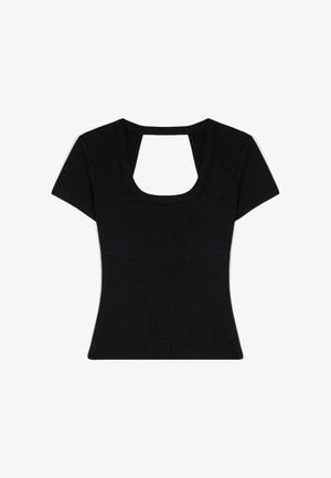 Czarny obcisły top z krótkim rękawem, kwadratowym dekoltem i dużym kwadratowym wycięciem na górnej części klatki piersiowej.