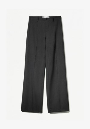 Pantaloni largi gri cu un design croit, având fermoar la fly, închidere cu băta și o textură subtilă. Fără modele sau accente vizibile.