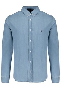 Camicia di denim azzurro chiaro con maniche lunghe, colletto a punta e sei bottoni frontali. Presenta un piccolo logo di un albero ricamato sul lato sinistro del petto.