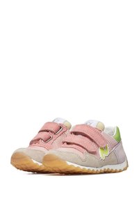 Sneakers rosa e beige con materiali in rete e scamosciato, dotati di doppie cinghie in Velcro, un accento verde e una suola in gomma testurizzata.