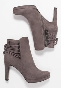 Stivali alla caviglia in suede grigio con design con tacco, zip laterale e dettagli in pizzo decorativi lungo il retro per un tocco di texture in più.