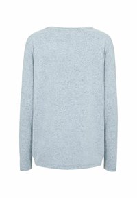 Jasnoniebieski sweter z długim rękawem o fakturowanym wykończeniu, okrągłym dekoltem i luźnym kroju. Brak widocznych wzorów i detali metalowych.