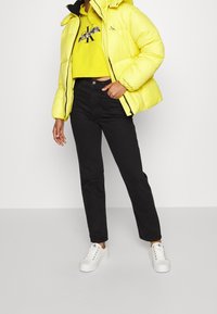 Calvin Klein Jeans Jersey con capucha - yellow