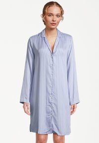 Jasnoniebieska nocna koszula w paski z satynowego materiału, z zapięciem na guziki, długimi rękawami i klasycznym kołnierzykiem. Miękka, gładka faktura.