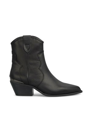 Botas de cuero negras hasta el tobillo con puntera afilada, detalles de costura decorativos y un tacón cuadrado. Incluyen una tirador en la parte posterior para facilitar su colocación.