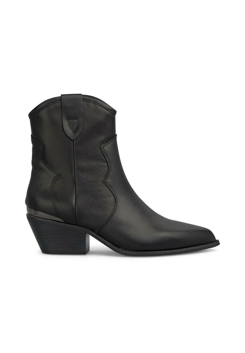 Botas de cuero negras hasta el tobillo con puntera afilada, detalles de costura decorativos y un tacón cuadrado. Incluyen una tirador en la parte posterior para facilitar su colocación.