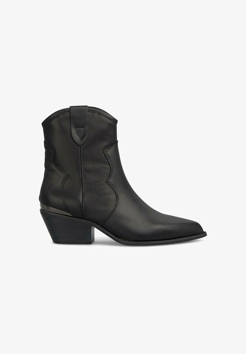 Botas de cuero negras hasta el tobillo con puntera afilada, detalles de costura decorativos y un tacón cuadrado. Incluyen una tirador en la parte posterior para facilitar su colocación.