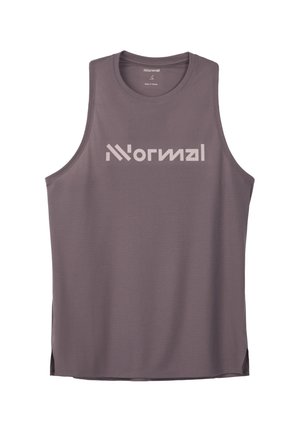 Débardeur mauve côtelé sans manches avec l'inscription "Normal" en police stylisée rose clair sur la poitrine, encolure ronde, petites fentes latérales.