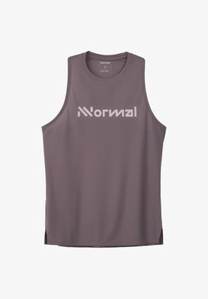 Mouwloze geribbelde mauve tanktop met 'Normal' gedrukt in een gestileerd lichtroze lettertype over de borst, ronde halslijn, kleine zijslits.