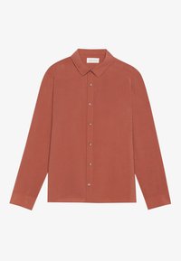 Chemise à manches longues couleur rouille avec un col, patte de boutonnage sur le devant et texture lisse. Présente des poignets arrondis et une coupe ample.