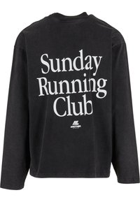 Czarna koszula z długim rękawem z białym napisem "Sunday Running Club" oraz małym logo "Another Cotton Lab" z tyłu.