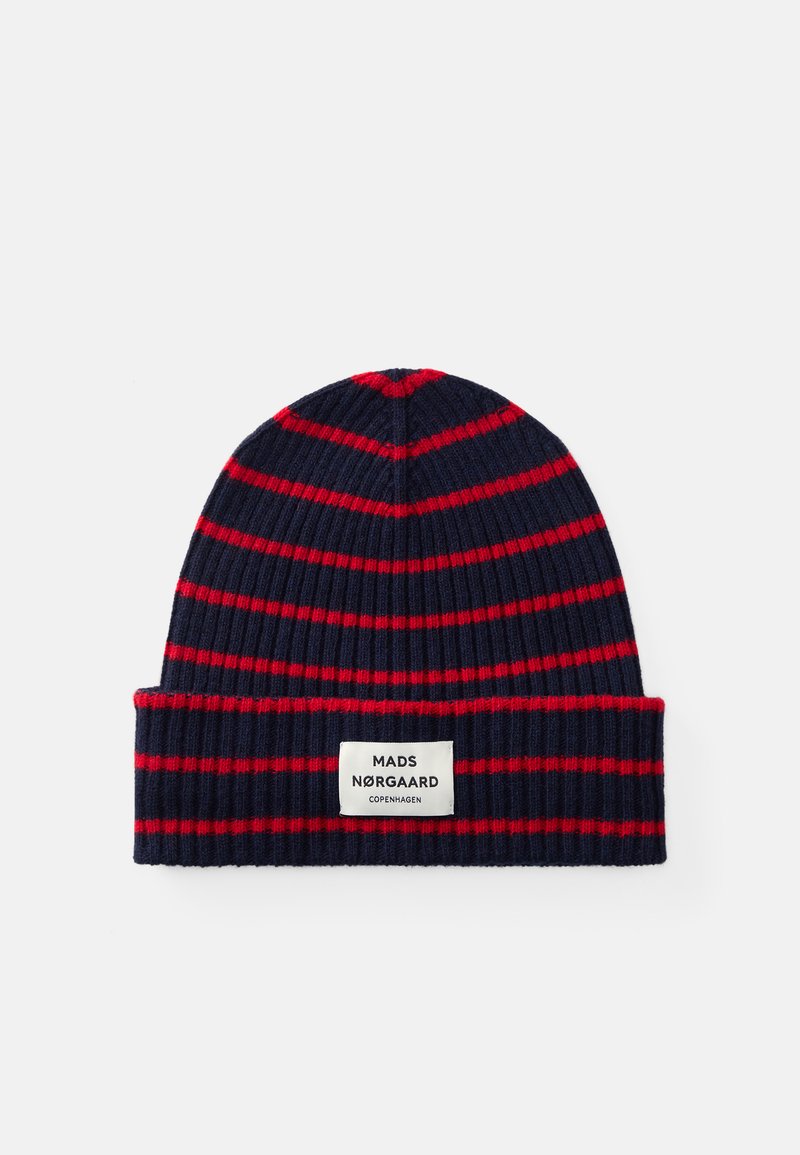 Beanie lavorato a maglia di colore blu navy con strisce orizzontali rosse, con un'etichetta bianca sul davanti riportante il nome del marchio e la località.