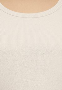 Hellgraues, geripptes Tanktop mit runder Ausschnitt und glattem Stoff, der dezente Schimmerakzente im gesamten Gewebe aufweist.