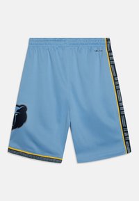 Vaaleansiniset urheilushortsit, joissa on joustava vyötärö, vasemmassa lahkeessa tummansininen karhulogo ja tummansinisiä ja keltaisia kuvioituja sivuraidoja.