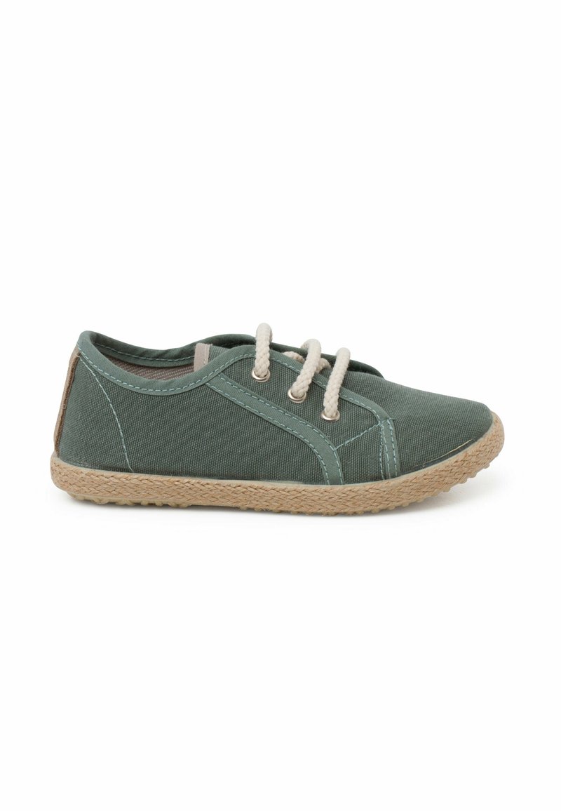 Scarpe di tela verde con lacci beige, dotate di una suola in corda di juta e cuciture a contrasto. Il design presenta una forma arrotondata e a profilo basso.