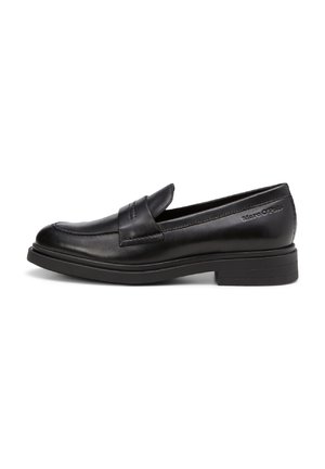 Schwarzer Leder-Slipper mit niedrigem Absatz und einer gesteppten Riemen über dem Vorderfuß, auf der Seite mit dem Markennamen „Marc O'Polo“.