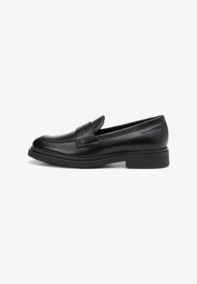 Mocassin en cuir noir à enfiler avec un petit talon et une bande cousue sur le dessus, affichant le nom de la marque "Marc O'Polo" sur le côté.