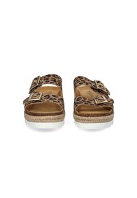 Sandales à imprimé léopard avec deux boucles, dessus en faux daim marron et beige, semelle intermédiaire en jute tressé et semelle en caoutchouc blanche.