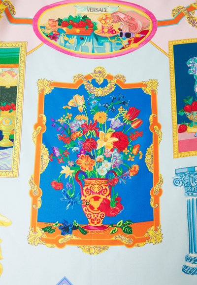 Bunt bedruckter Versace-Stoff mit einem kräftigen blauen Hintergrund und einem floralen Vasenmotiv in lebendigen Farben, eingerahmt von kunstvollen gelb-orangen Rändern.