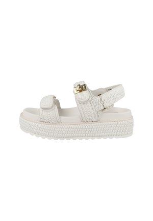Sandalia de plataforma blanca con textura tejida, dos correas ajustables con hebillas doradas y una suela gruesa con agarre texturizado.