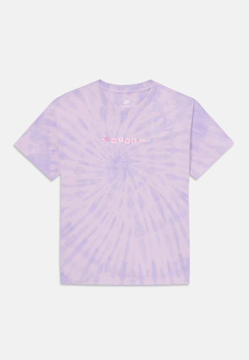 Tie-dye t-skjorte i lys lilla, med spiral mønster. "NIKE" tekst i rosa er sentrert på brystet. Korte ermer og rund hals.