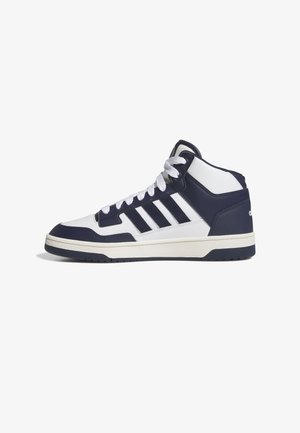 Sneakers alte in pelle bianca e blu navy. Presentano tre strisce scure, suola testurizzata e lacci grigi.