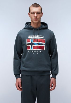 Donkergrijze hoodie met een grafische print van de Union Jack, tekst "geografisch" en "BUITENLEVEN SINDS 1987" eronder. Gladde textuur.