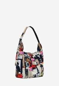 Sac à épaule coloré en patchwork avec impression collage comprenant du texte, un palmier, des silhouettes noires et des formes abstraites, avec des poches avant et une sangle réglable.