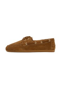 Bruine suède instapschoenen met een ronde neus, twee vetergaatjes en contrasterende stiksels. Rubber zool met een gladde textuur.