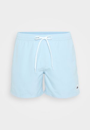 Șorturi de baie de un albastru deschis, fabricate dintr-un material neted, cu talie elastică și șnur alb. Prezintă un mic logo negru pe partea din stânga față.