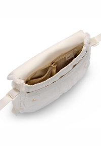 Borsa in tessuto bianco con esterno in peluche, dotata di un ribaltina superiore, tasca in rete interna e chiusura in oro. Texture liscia e design minimal.