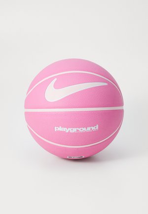 Balle de basketball rose avec une surface en caoutchouc texturé, arborant un swoosh blanc de Nike et la marque "playground". Forme circulaire avec des détails contrastés.