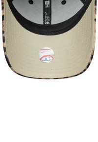 Baseballmütze mit beiger Unterseite und einem schwarzen Leopardenmuster auf dem Schirm. Verfügt über einen runden MLB-Logo-Aufkleber auf der Innenseite.