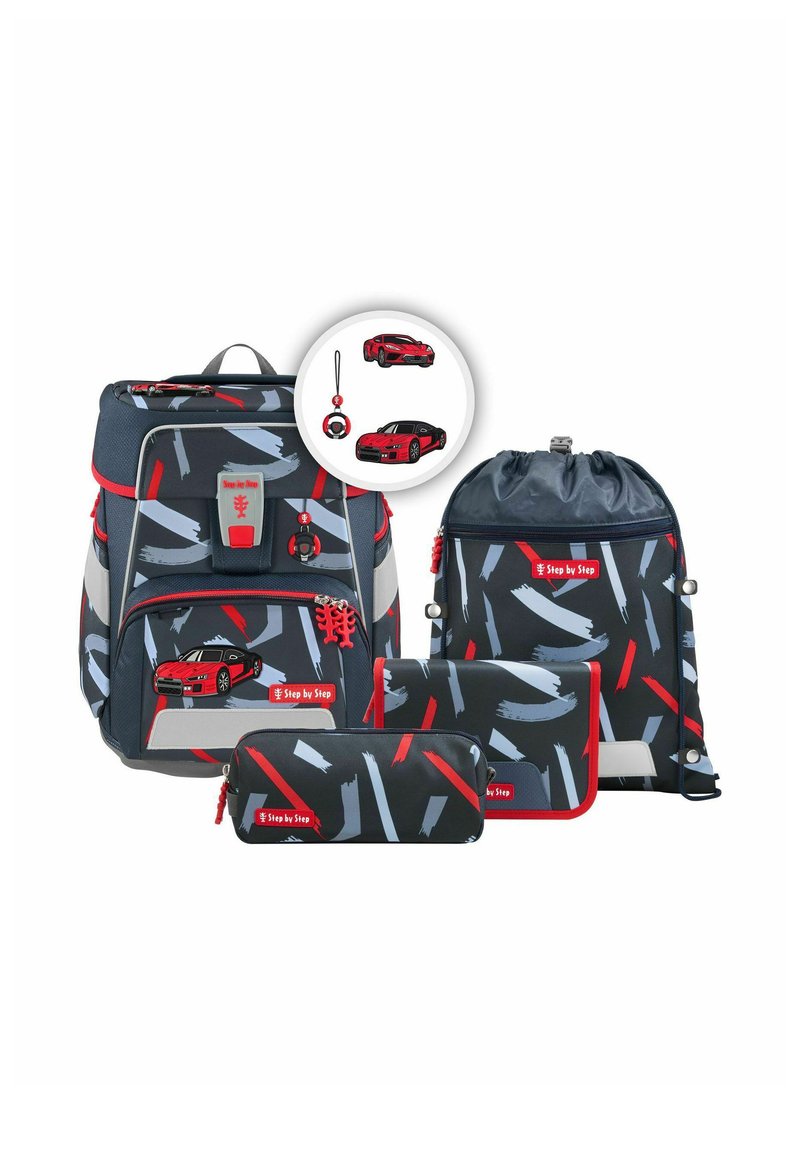 Set di zaini in blu navy con motivi a pennellate grigie e rosse. Include uno zaino, una borsa a cordoncino, un astuccio e accessori.