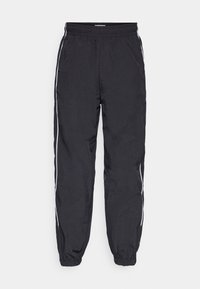 Zwarte sportbroek van lichtgewicht materiaal, met een elastische tailleband en witte zijstrepen. De broek heeft aansluitende boorden bij de enkels. Geen zichtbare zakken.