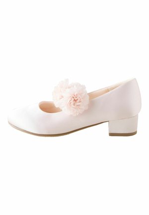 Rosa Satin-Ballettschuh mit abgerundetem Zehenbereich, kleinem blockförmigem Absatz und einer dekorativen hellrosa Blumenapplikation an der Seite.