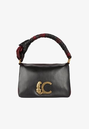 Sac à main en cuir noir avec une forme structurée, doté d'une poignée tressée rouge et noire, orné d'un emblème en or représentant un animal et une lettre.