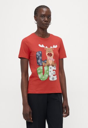 Piros pamut póló, ami egy rénszarvast és a "LOVE" feliratot ábrázolja, csillámmal és zöld, valamint kék hópehely mintákkal díszítve.