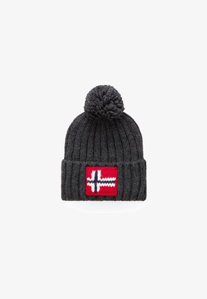 Grå strikket hue med ribbet design og pom-pom på toppen, med et rødt mærke med et mønster af det norske flag i hvidt og blåt.