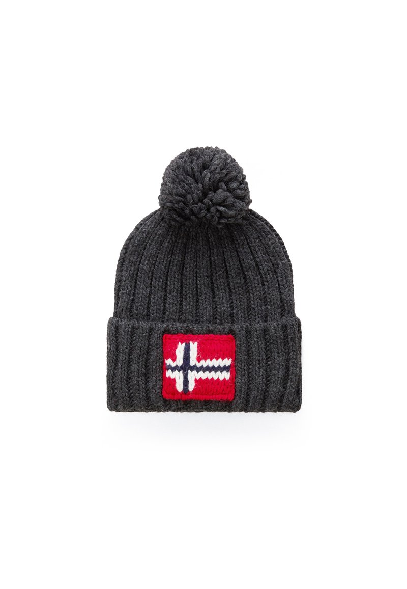 Harmaa neulottu pipo, jossa on ribbikuvio ja pom-pom päällä. Pipossa on punainen päällyste, jossa on valkoinen ja sininen Norjan lipun kuvio.