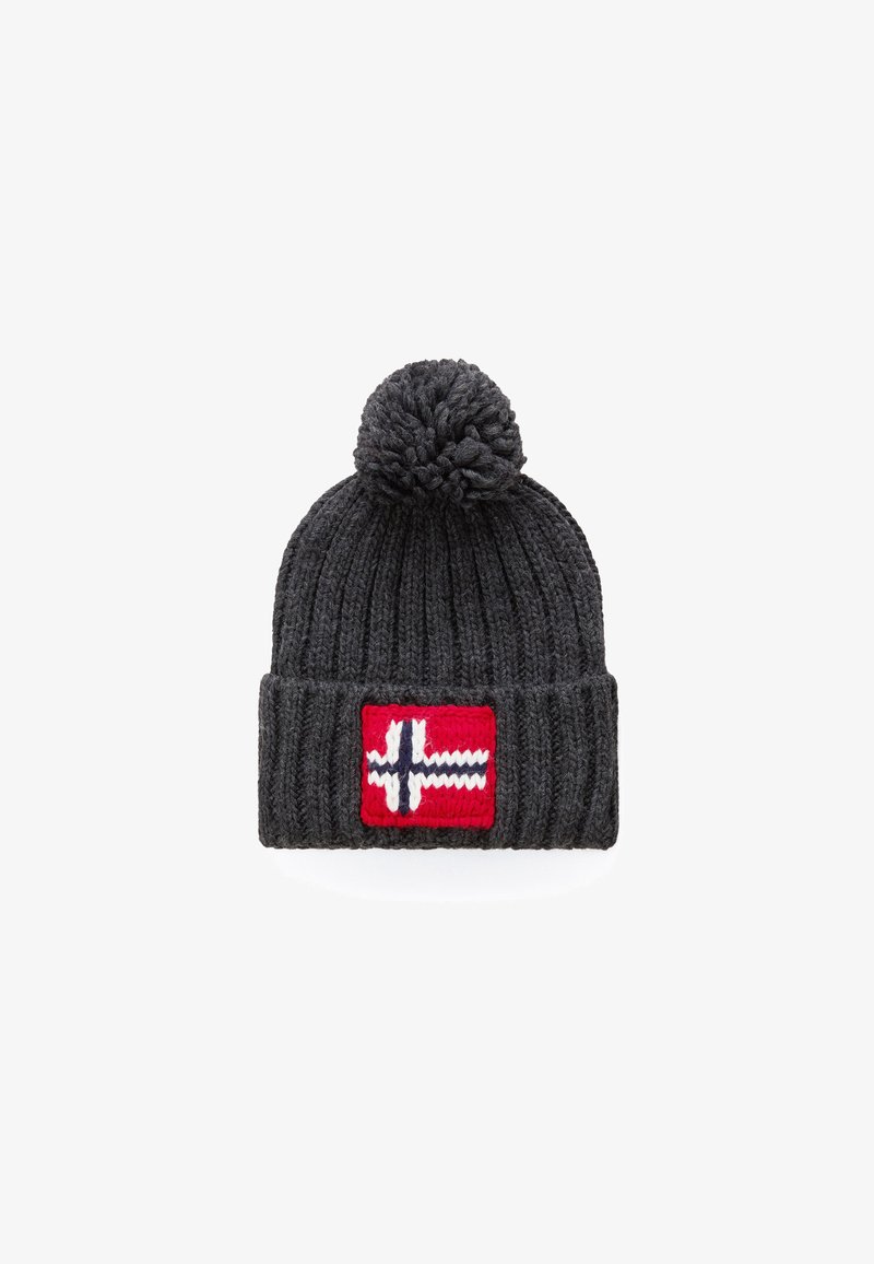 Harmaa neulottu pipo, jossa on ribbikuvio ja pom-pom päällä. Pipossa on punainen päällyste, jossa on valkoinen ja sininen Norjan lipun kuvio.
