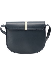 Borsa a tracolla in pelle blu navy con forma arrotondata, chiusura a pattina e una tracolla in accento avorio a contrasto. Dotata di due manici laterali.