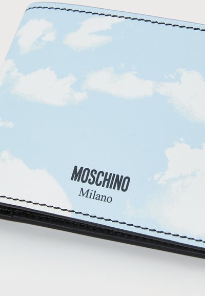 Tavaszi kék pénztárca felhőmintával, fekete varrással, és alul vastag fekete betűvel a "Moschino Milano" felirattal.