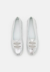 Scarpe slip-on metalliche argento con una texture liscia, caratterizzate da due lacci in tessuto, una punta arrotondata e una soletta di colore chiaro.