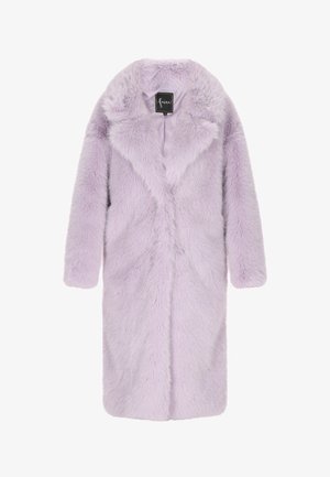 Cappotto in pelliccia sintetica lilla con colletto a scialle, maniche lunghe e taglio dritto. Texture morbida e dettagli delle cuciture visibili.