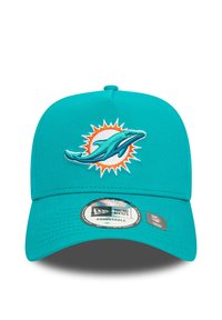 Cappellino regolabile color turchese con logo di un delfino ricamato in blu, circondato da un sole arancione. Include un'etichetta New Era.