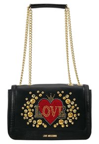 Svart Love Moschino-handväska med guldnitar, ett rött hjärta med "LOVE" i guldstrasstenar, och guldkedjestraps med läderaxelremmar.