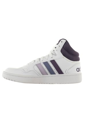 Hvid høj-top sneaker med lilla polstret krave, tre gradient lilla striber på siden og hvide snørebånd på en flad sål.