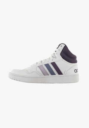 Zapatilla blanca de caña alta con cuello acolchado morado, tres franjas moradas degradadas en el lateral y cordones blancos sobre una suela plana.